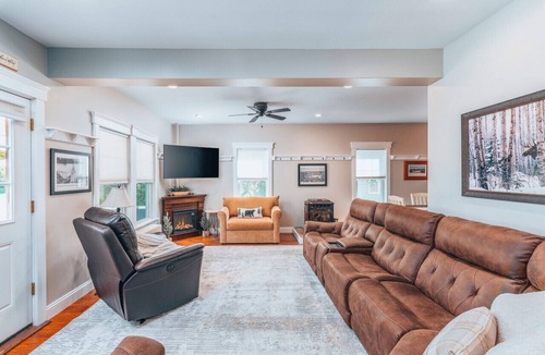 North Conway House | Location!Location!Pets & hot tub