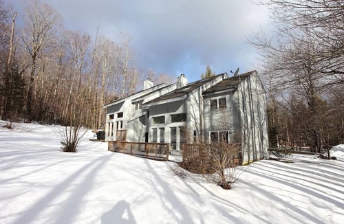 West Dover House | Lodge on the Loop, a pet-friendly retreat with private hot tub & sauna
