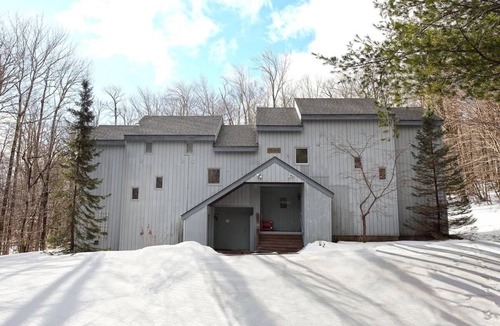 West Dover House | Lodge on the Loop, a pet-friendly retreat with private hot tub & sauna