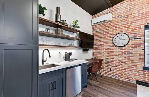 Collingwood Condo | Loft-Style Studio w/Murphy Bed in DT Collingwood