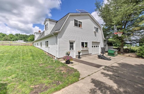 Huntsburg House | Loft Unplugged w/Outdoor Space in Amish Country!
