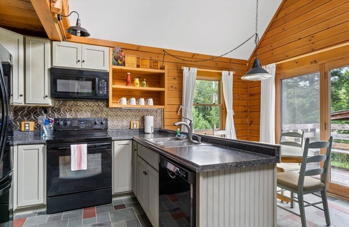 Jeffersonville Cabin | Log Cabin | 3 Min to Smuggs | Dog-Friendly