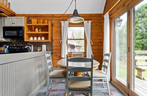 Jeffersonville Cabin | Log Cabin | 3 Min to Smuggs | Dog-Friendly