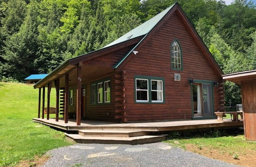 Jeffersonville Cabin | Log Cabin | 3 Min to Smuggs | Dog-Friendly
