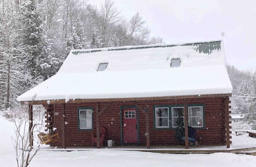 Jeffersonville Cabin | Log Cabin | 3 Min to Smuggs | Dog-Friendly
