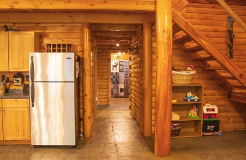 Canaan Cabin | Log cabin, King bed! Private beach!