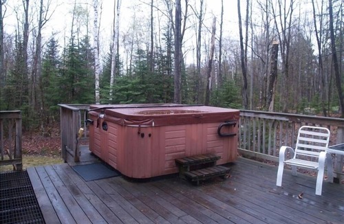 Ludlow Cabin | Log Cabin w HOT TUB in Mtn Community, On 1 acre, Less < 1 mile Okemo Main Base!