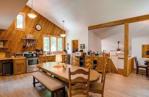 Londonderry House | Londonderry Ski Season Home w/Fireplace Lounge