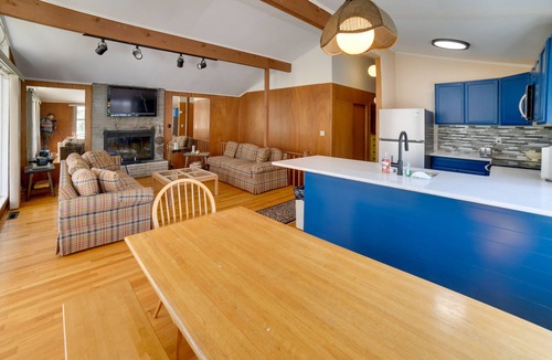 Londonderry House | Londonderry Vacation Home w/Deck + Gas Grill!