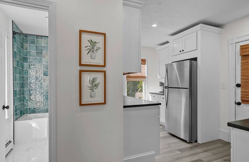 Warren House | Lookout on Liberty | Renovated | 7 beds + parking