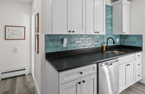 Warren House | Lookout on Liberty | Renovated | 7 beds + parking
