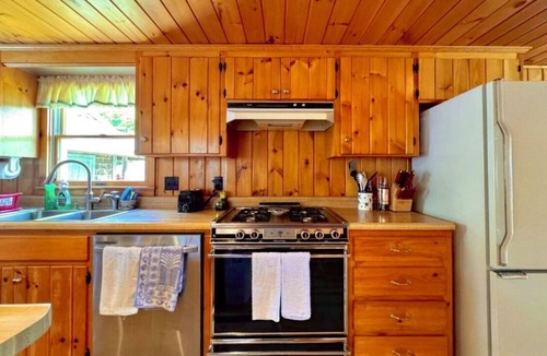 Lebanon Cottage | 🌊 🦆 Loon's Landing ☀️ 🛶: Sunset-Facing Maine Cottage w/hot tub & grill!