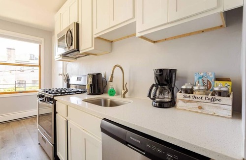 New Rochelle Apartment | Lovely 1-bedroom apartment with Balcony, Wi-Fi, AC - only 30 mins to NYC