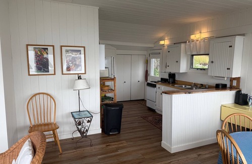 Vinalhaven Cottage | Lovely 1-bedroom cottage on The Reach in charming Vinalhaven perfect for getaway