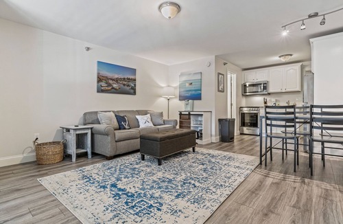 Ogunquit Condo | Lovely 1br Condo with indoor outdoor pool walkable to Perkins Cove and town!