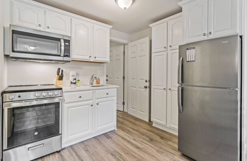 Ogunquit Condo | Lovely 1br Condo with indoor outdoor pool walkable to Perkins Cove and town!