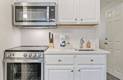 Ogunquit Condo | Lovely 1br Condo with indoor outdoor pool walkable to Perkins Cove and town!