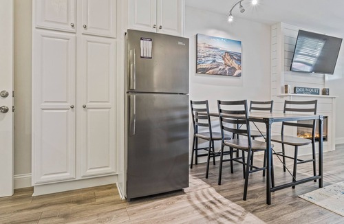 Ogunquit Condo | Lovely 1br Condo with indoor outdoor pool walkable to Perkins Cove and town!