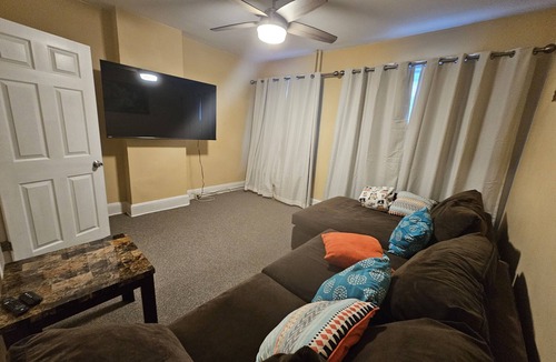 Trenton Apartment | Lovely 3 bedroom unit ,safe and quiet neighborhood . Full kitchen setup