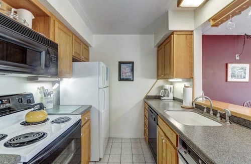 Warren Apartment | Lovely condo near skiing with 3 pools, sauna, fitness room & balcony