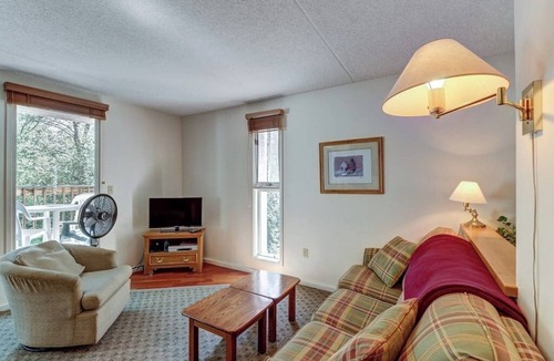 Warren Apartment | Lovely condo near skiing with 3 pools, sauna, fitness room & balcony
