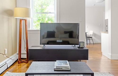 Dorchester Apartment | Lovely Dorchester 1BR, by Savin Hill T, by Blueground