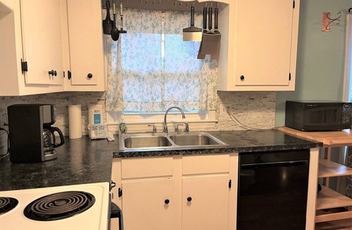 Saunderstown House | Lovely home located in the private community of Forest Lake!