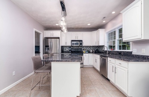 Narragansett House | Lovely home w/in ground-pool, central air, private yard & more!