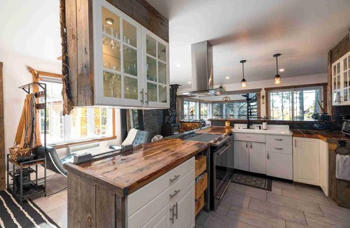 Pointe-au-Chene Ski Chalet | LoveNestChalet | Hot tub & Fireplace | Lake & Mountain
