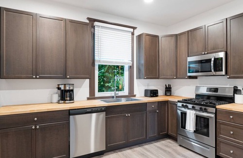 Westside Apartment | Lrg Flat: Steps to Zoo & Nightlife, Nr Attractions