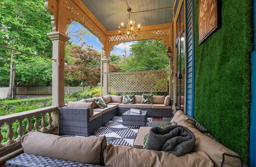 Top of the Hill House | LTR Downtown Mansion Walk to Everything, Parking, Indoor Outdoor Living