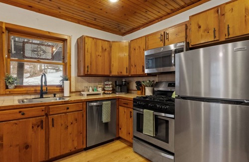 Wardsboro Cabin | Lucky Log Cabin- Hottub fireplace 12min to Mt Snow
