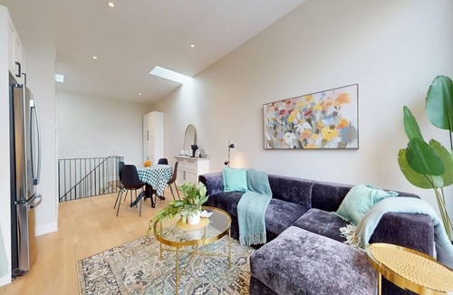 Leslieville House | LUX 2025 Townhome - 10 Min to Downtown - FREE Parking - 2 Kitchens