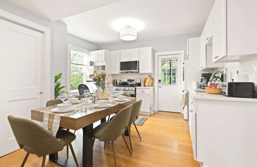 Ward Two Apartment | Lux 4 Bedrooms/2 Bathrooms. Walk to Harvard, T line + Free Parking