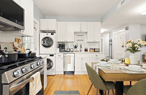 Ward Two Apartment | Lux 4 Bedrooms/2 Bathrooms. Walk to Harvard, T line + Free Parking