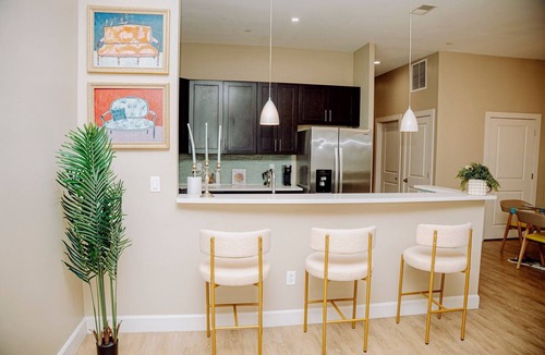 East Cambridge House | Luxe 2BR Townhouse | Free Parking | Private Entry