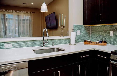 East Cambridge House | Luxe 2BR Townhouse | Free Parking | Private Entry