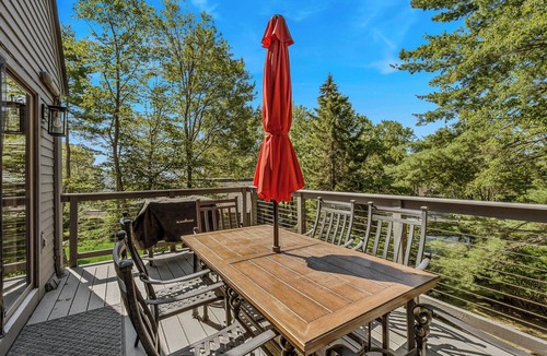 West Hartford Condo | Luxe Condo with Cathedral Ceilings & Pond, Snow Village