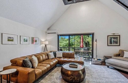 West Hartford Condo | Luxe Condo with Cathedral Ceilings & Pond, Snow Village