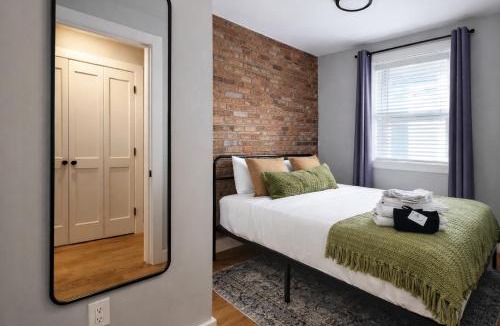 Telegraph Hill Apartment | Luxe Duplex near Beach by Seaport and Convention Centre BCEC