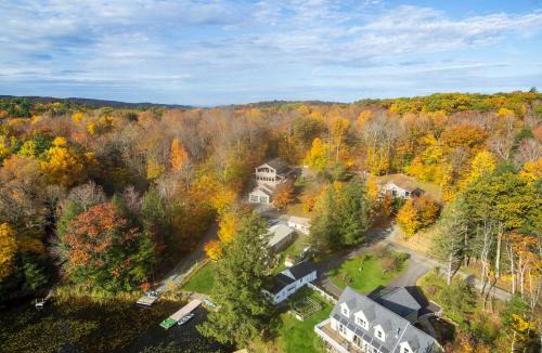 Town of Grafton House | Luxe Lakefront Paradise! King Beds, Private Dock, Gourmet Kitchen, Theatre and Game Room!