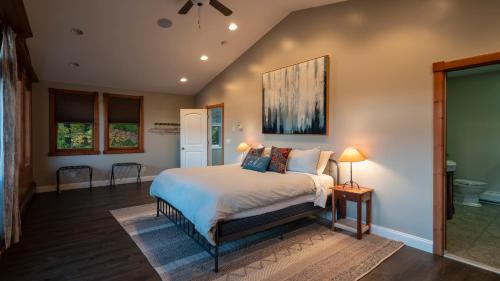 Town of Grafton House | Luxe Lakefront Paradise! King Beds, Private Dock, Gourmet Kitchen, Theatre and Game Room!
