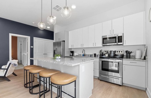 Little Italy Apartment | Luxe Lil` Italy 2BR | Sleeps 6 | Free Parking+Gym