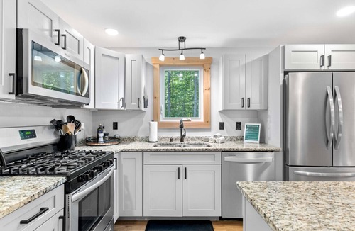 Center Conway House | Luxe Lodge in the Woods! With Sauna & Hot tub