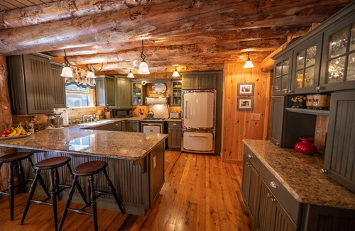 Wilmington Cabin | LUXE LOG CABIN WITH HOT TUB, STEAM ROOM, SAUNA!