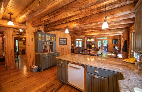 Wilmington Cabin | LUXE LOG CABIN WITH HOT TUB, STEAM ROOM, SAUNA!