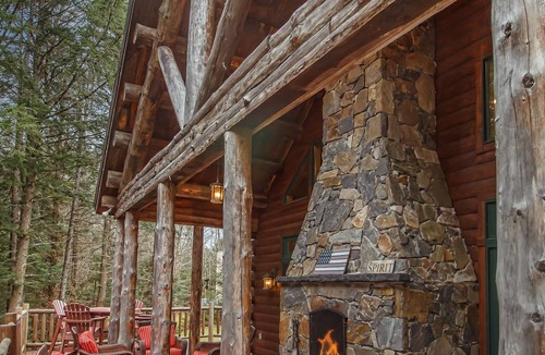 Wilmington Cabin | LUXE LOG CABIN WITH HOT TUB, STEAM ROOM, SAUNA!