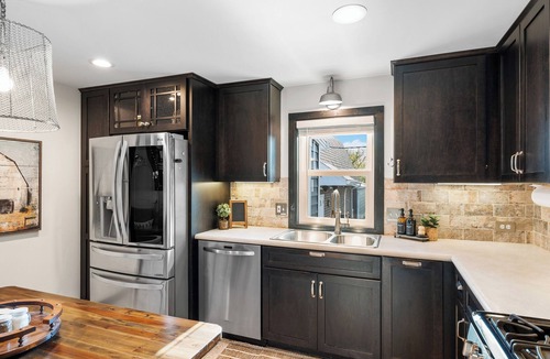 Greentown House | Luxurious 1875 centrally loc. Canton/Akron home, expansive primary & sunset view