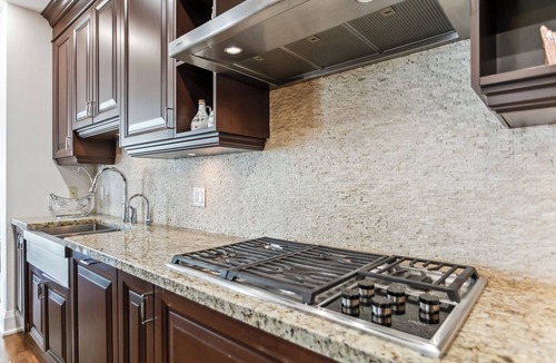 Bay Street Corridor Apartment | Luxurious 3bed 3bath Penthouse in Heart of Downtown Toronto | Parking & Gym