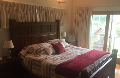 Sunnyside House | Luxurious 5 bedroom house downtown near lake and Queens